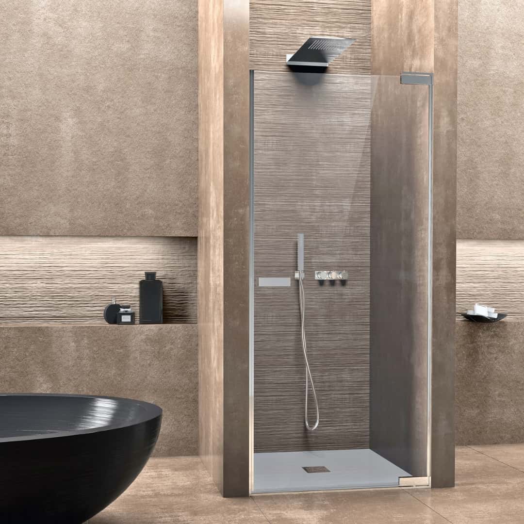 Box doccia in nicchia, composta da porta battente da 8 millimetri con ampia apertura a 180°, H. 200 centimetri.
