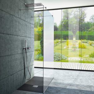 Box doccia Walk-in composto da un divisorio ancorato frontalmente da braccetti di sostegno a muro. Disponibile in cristallo in 6 millimetri.